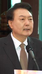 조계사 간 윤 대통령 "반갑습니다" 조국과 악수…대화 없었다