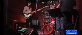 Blinken suona con una band in un bar di Kiev: «Il mondo libero è con voi»