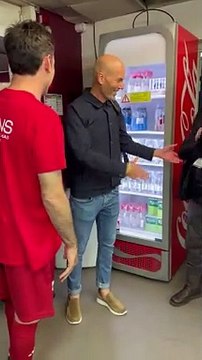 Zinédine Zidane vient saluer quelques anciennes connaissances dans le vestiaire pour le match des 100 du Stade Bordelais