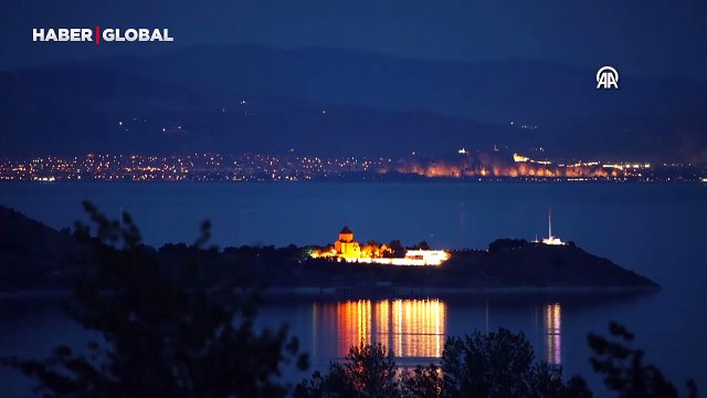 Van Gölü'nde eşsiz görüntü: Akdamar Adası ile Van Kalesi aynı kadrajda