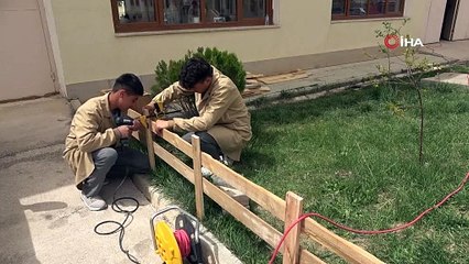 Fabrika gibi lisede arı gibi çalışan öğrenciler atık malzemelerden ahşap eşyalar üretiyorlar