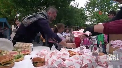 Hayalleri gerçeğe dönüştü... Köy okulu öğrencileri ilk defa hamburger yedi
