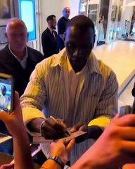 Omar Sy demande à une fan si elle est raciste