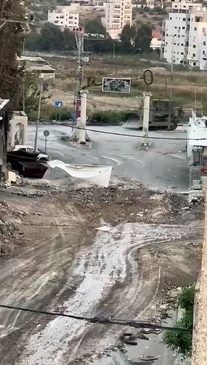 إطلاق نار يستهدف آليات الاحتلال الإسرائيلي خلال المواجهات في مخيم طولكرم بالضفة الغربية