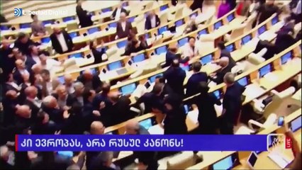 Enorme bronca y forcejeos el Parlamento de Georgia tras la aprobación de la ley de agentes extranjeros