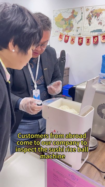 Customers from abroad come to our company to inspect the sushi rice ball machine, and it takes only two hours from placing the order to picking up the goods!