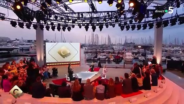 Jane Fonda boit une coupe de champagne en direct sur le plateau de C à vous à Cannes, Anne-Elisabeth Lemoine obligée d'intervenir
