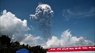 بركان جبل إيبو في إندونيسيا يثور مجددا