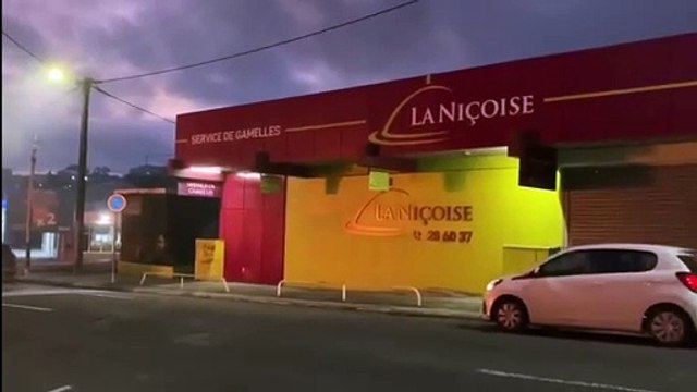 Nuova Caledonia, supermercato dato alle fiamme dai contestatori