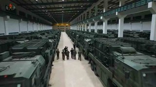 ビデオ: 金正恩が戦争準備のために弾道ミサイル発射機で満たされた格納庫を視察