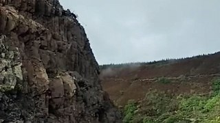 La montaña devora la carretera CL-631 en Páramo del Sil