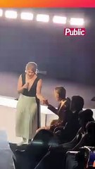  Zaho de Sagazan interprète la chanson « Modern Love » de David Bowie lors de la cérémonie d'ouverture du festival de Cannes