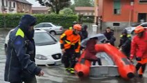 Maltempo a Milano, i vigili del fuoco soccorrono una donna incinta: trasportata a bordo di un gommone