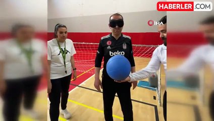 Vali Taşolar gözünü maske ile kapattı, görme engellilerle maç yaptı