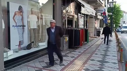 Mağazanın içinde kalan kedi camı tımarlayıp yardım istedi