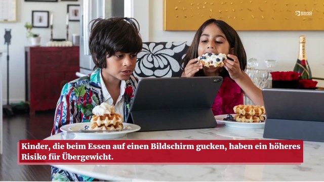 Kinder, die während der Mahlzeiten auf Bildschirme schauen, sind oftmals übergewichtig