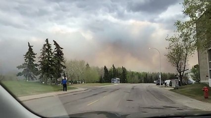 أوامر بإخلاء فورت ماكموري في غرب كند بسبب الحرائق الغابات