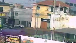 Vídeo mostra motociclistas sendo arremessado para o alto após forte colisão na Avenida Brasil; condutor de carro foge