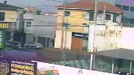 Vídeo mostra motociclistas sendo arremessado para o alto após forte colisão na Avenida Brasil; condutor de carro foge