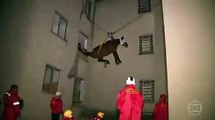 Así fue el rescate de “Caramelo”, el caballo que quedó atrapado en un techo por las inundaciones en Brasil