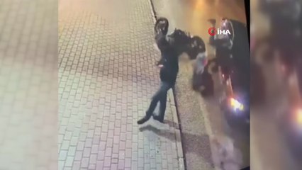 Ölüm teğet geçti! Sürüklenerek üzerine gelen motosikletten son anda kurtuldu