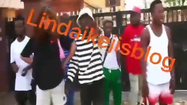 Nigéria : Le chanteur Portable saute le portail pour s'échapper alors que la police vient l'arrêter (vidéo)
