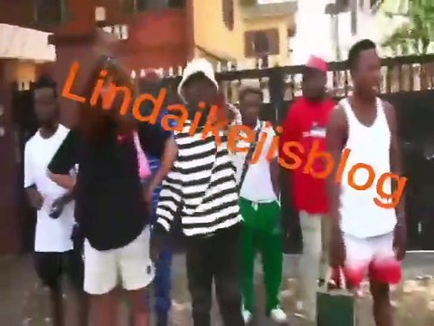Nigéria : Le chanteur Portable saute le portail pour s'échapper alors que la police vient l'arrêter (vidéo)
