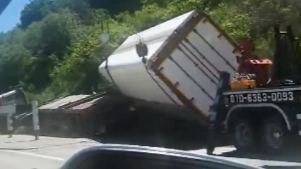 호법분기점 인근 화물차 사고...2명 다치고 도로 정체 / YTN