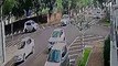Câmeras de segurança registra capotamento na Rua Manoel Ribas no centro de Cascavel