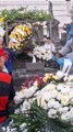 Coroas de flores sendo colocadas sobre o caixão do Apolinho