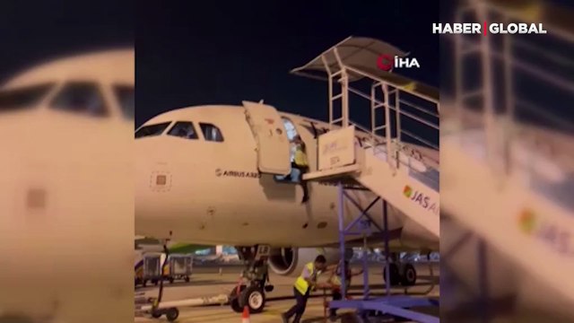 Korkunç anlar! Uçak kapısından yere çakıldı