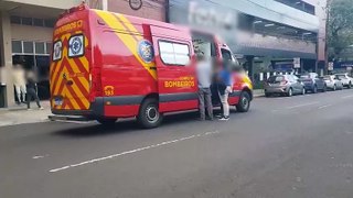 Adolescente é socorrido pelos Bombeiros após bater bicicleta em carro no Centro