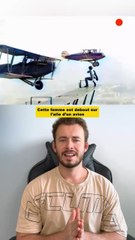 Cette femme est debout sur l’aile d’un avion