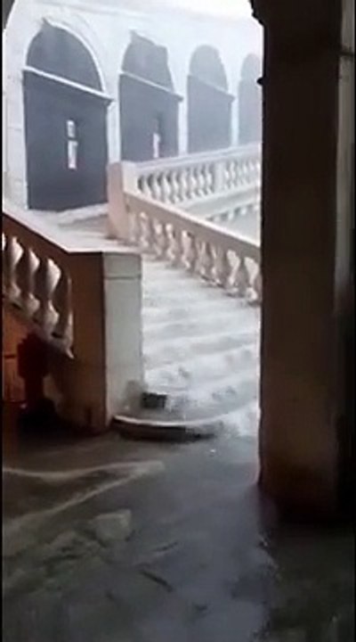 Venezia, violento temporale: scorre un "fiume" dal ponte di Rialto
