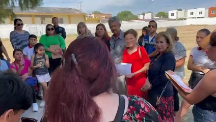 Madres de familia acusan a directora de primaria de maltrato