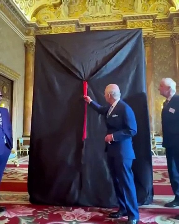 -Le roi Charles s'est présenté sous son meilleur jour avec ce portrait qui en dit long