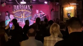 Blinken toca guitarra em bar de Kiev e é criticado