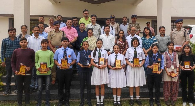 सीबीएसई की परीक्षा में बेहतर अंक लाने वालों को एसपी ने किया सम्मानित