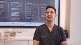 El doctor Antonio Burgos explica su formación y qué hacen en su clínica en Málaga.
