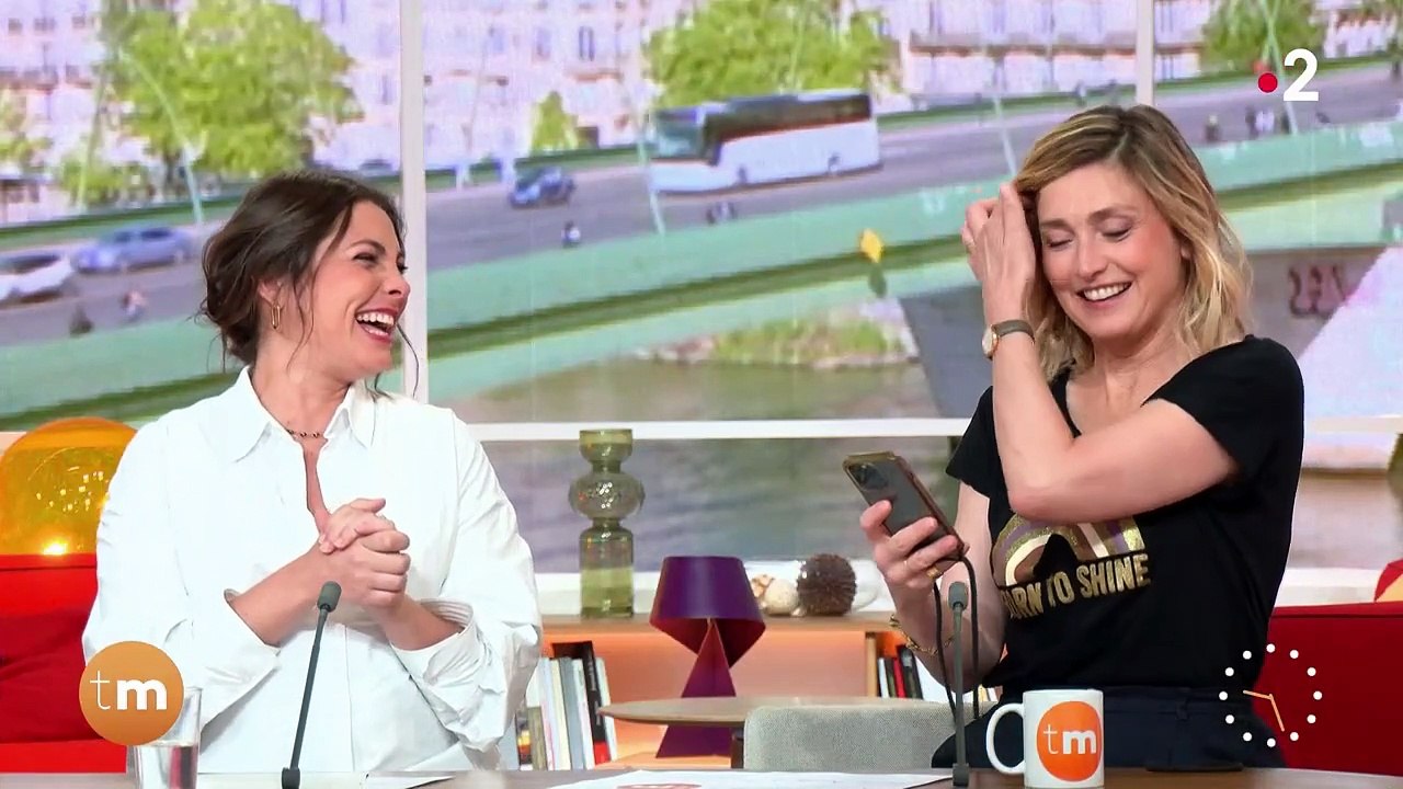 Julie Gayet gênée de montrer sur le plateau de Télématin une photo de son mari François Hollande sur son téléphone