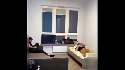 Quand tu pièges le lit de ton pote