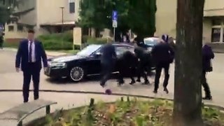 Primeiro-ministro da Eslováquia, Robert Fico, é jogado dentro de carro depois de ser baleado, em Handlova
