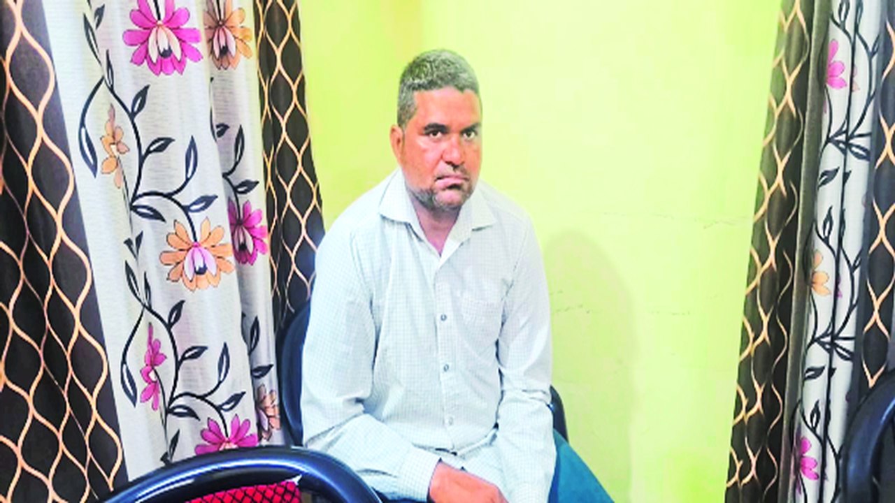 पटवारी रिश्वत लेते रंगे हाथों गिरफ्तार