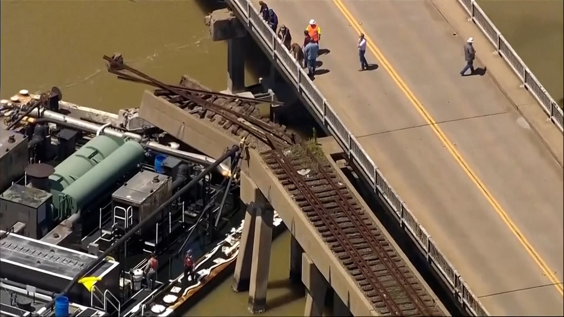 Una barcaza choca con un puente en Texas y destruye su va ferroviaria