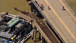 Una barcaza choca con un puente en Texas y destruye su vía ferroviaria