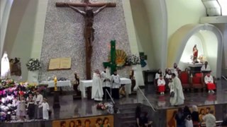 Em Cianorte, padre age rápido e impede que criança caia do altar durante missa