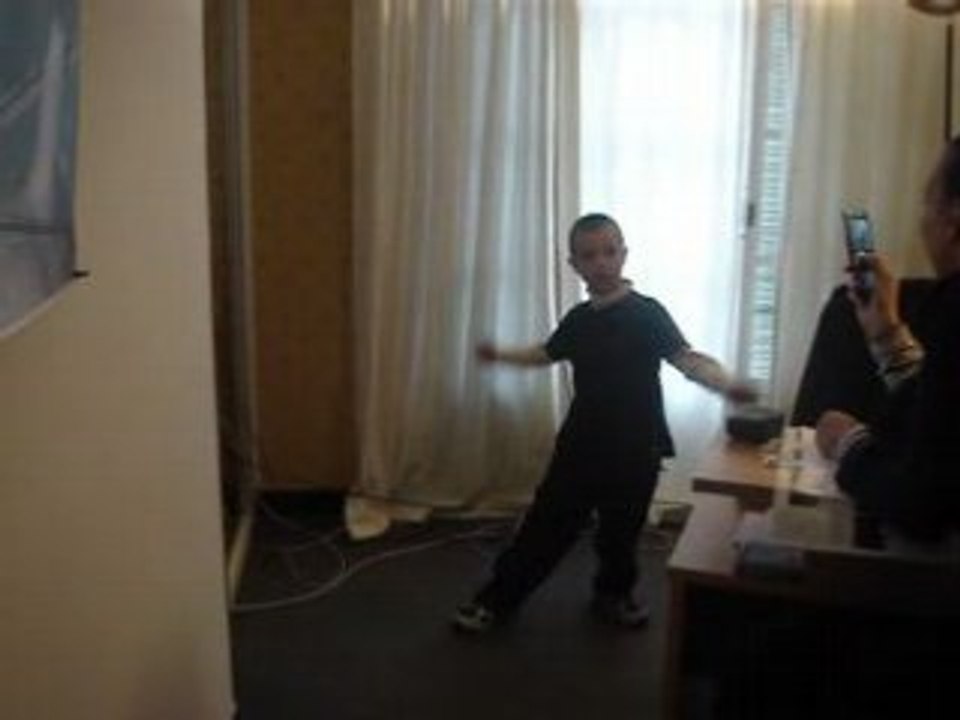 TONY S'ECLATE SUR SILLY LE PETIT PHOQUE