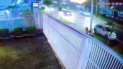 Motorista perde o controle após pneu estourar e se envolve em acidente com carro estacionado