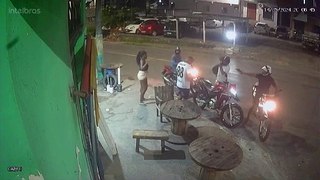 VÍDEO: Trio de assaltantes armados rouba moto de casal no bairro de Cajazeiras XI