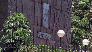 Petrobras pressiona e Ibovespa fecha em baixa
